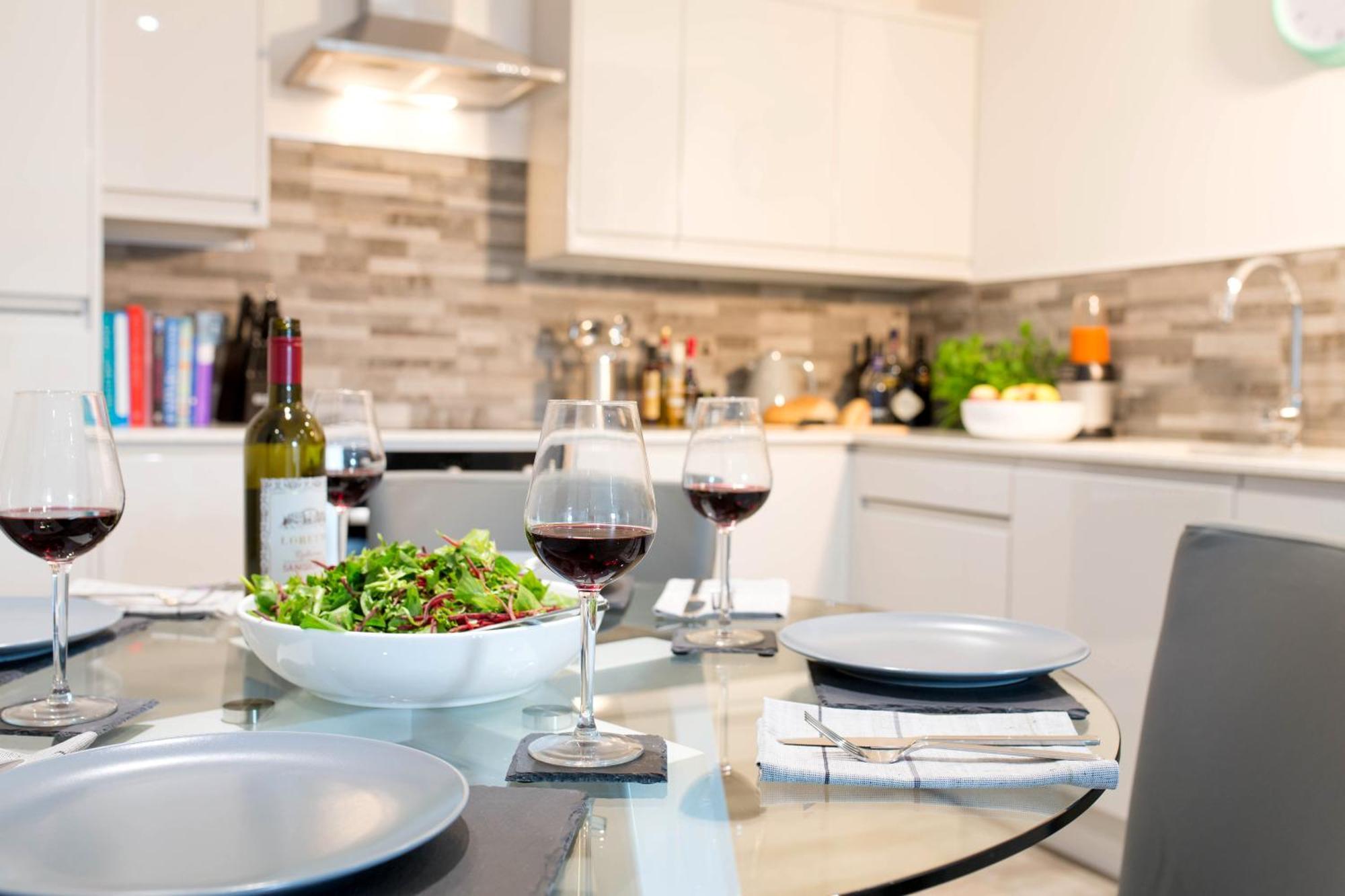 Cotels At 7Zero1 Serviced Apartments - Modern Apartments, Superfast Broadband, Free Parking, Centrally Located 밀턴 케인즈 외부 사진